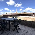 Via Del Poggio With A Big Terrace Sienne
