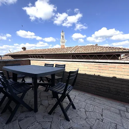 Via Del Poggio With A Big Terrace سيينا